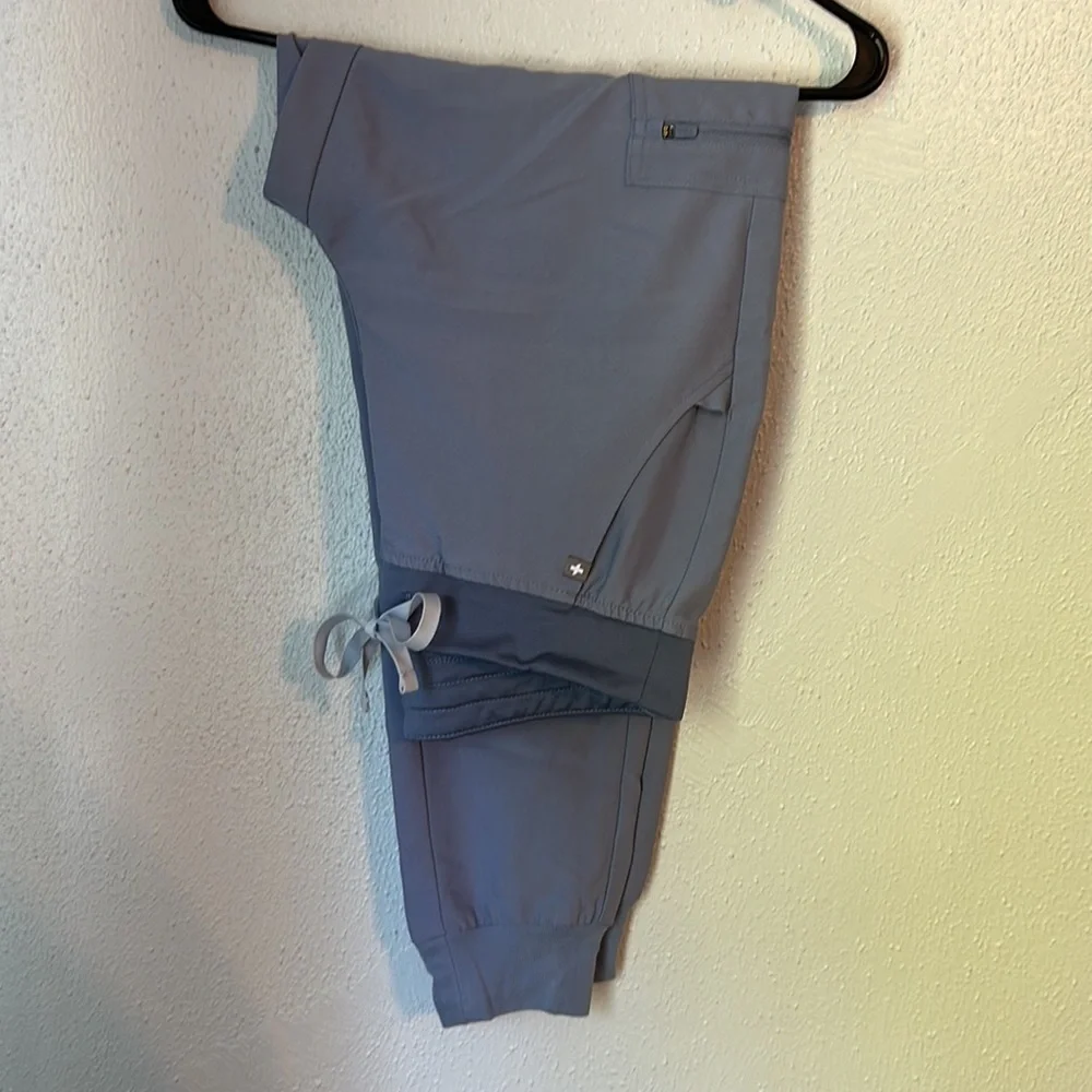 FIGS Technical Collection Scrub Set - Picture 4 of 8